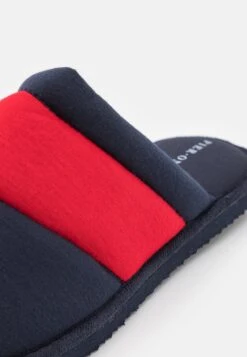 Pier One Unisex - Pantoffels - Dark Blue/Red 11 Pier One Unisex - Pantoffels - Dark Blue/Red -Mode Kleding Winkel 3873ff5ffc164a00938853720f513c10