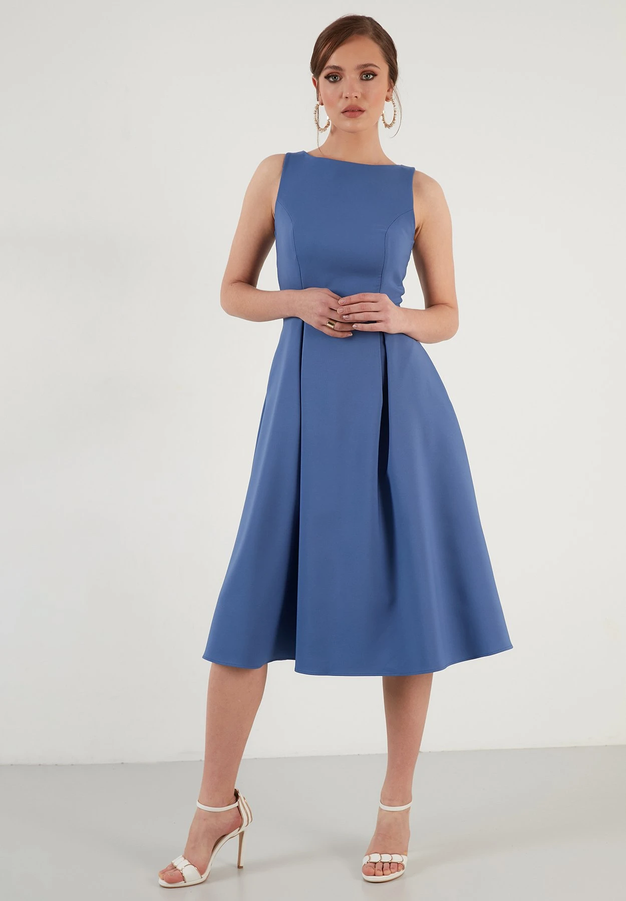 LELA Crew Neck Pleated Midi - Cocktailjurk - Indigo 2 LELA Crew Neck Pleated Midi - Cocktailjurk - Indigo - Afbeelding 2