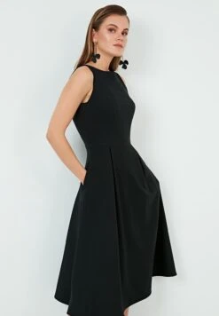 LELA Crew Neck Pleated Midi - Cocktailjurk - Black -Mode Kleding Winkel 6e9ae0d79729410a8c52ceeb2264a85a