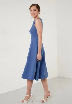 LELA Crew Neck Pleated Midi - Cocktailjurk - Indigo 7 LELA Crew Neck Pleated Midi - Cocktailjurk - Indigo -Mode Kleding Winkel 7187f531871d4180b95ff0ebec18d0d6