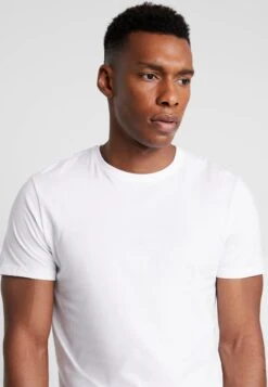 Pier One 3 Pack - T-Shirt Basic - White 9 Pier One 3 Pack - T-Shirt Basic - White -Mode Kleding Winkel 77bddf1a33de40f587ea6787d7d4b639