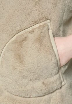 MARC CAIN Bodywarmer - Almond Milk 11 MARC CAIN Bodywarmer - Almond Milk -Mode Kleding Winkel 7cd14e8ad6fe4834a01639b80fc13efe