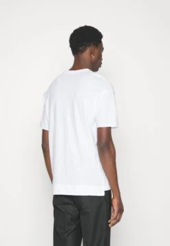 DRYKORN Eros - T-Shirt Basic - White 8 DRYKORN Eros - T-Shirt Basic - White -Mode Kleding Winkel 90f94f7baba2449bb40cda4af00f5de1