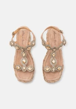 Alma En Pena Sandalen Met Sleehak - Beige -Mode Kleding Winkel 95ad3eb72c8b4812b064e413e60bd6f5