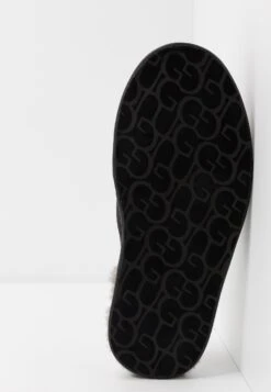 Ugg Scuff - Pantoffels - Black -Mode Kleding Winkel a7d657a828814ad5b648a220729f64dd