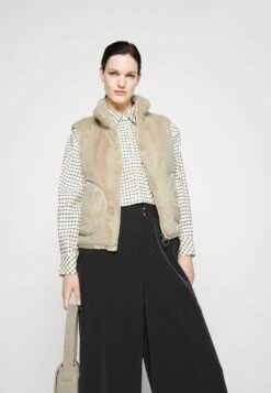 MARC CAIN Bodywarmer - Almond Milk 9 MARC CAIN Bodywarmer - Almond Milk -Mode Kleding Winkel ad621ce4c72d4b3581aef5582d347dab