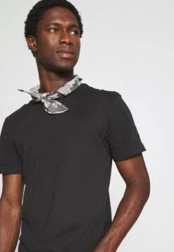 Pier One 3 Pack - T-Shirt Basic - Black/Mottled Dark Grey/Bordeaux -Mode Kleding Winkel ae9b9691c10949c5b4edc17929f8c13a