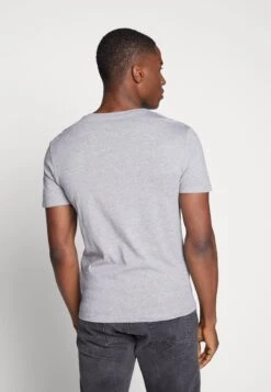 Pier One 3 Pack- T-Shirt Basic - Black, Grey, Green 8 Pier One 3 Pack- T-Shirt Basic - Black, Grey, Green -Mode Kleding Winkel b3e2272097fd45d28e31884f564c0681