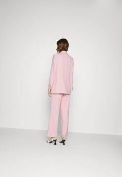MARC CAIN Blazer - Soft Powder Pink -Mode Kleding Winkel b6fba16f4afd41f2bb1dd9ba25aea48d