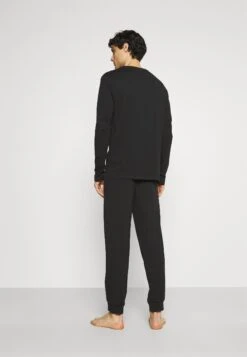 Pier One Pyjama - Black 9 Pier One Pyjama - Black -Mode Kleding Winkel b9b8fb88b64649ea840444d93817e424