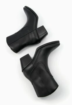 BERSHKA Heeled With Metallic Toe - Cowboy-/Bikerlaarsjes - Black 10 BERSHKA Heeled With Metallic Toe - Cowboy-/Bikerlaarsjes - Black -Mode Kleding Winkel c1128abf442a45fb9d9131dd02219a12