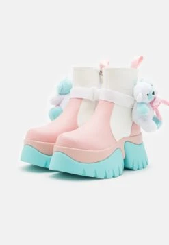 KOI FOOTWEAR Melanie Martinez Sweet Teddy Bear Platform Boots - Korte Laarzen - Blue/Pink/White -Mode Kleding Winkel c1a669c57b2b40fba289021b1425f5ac