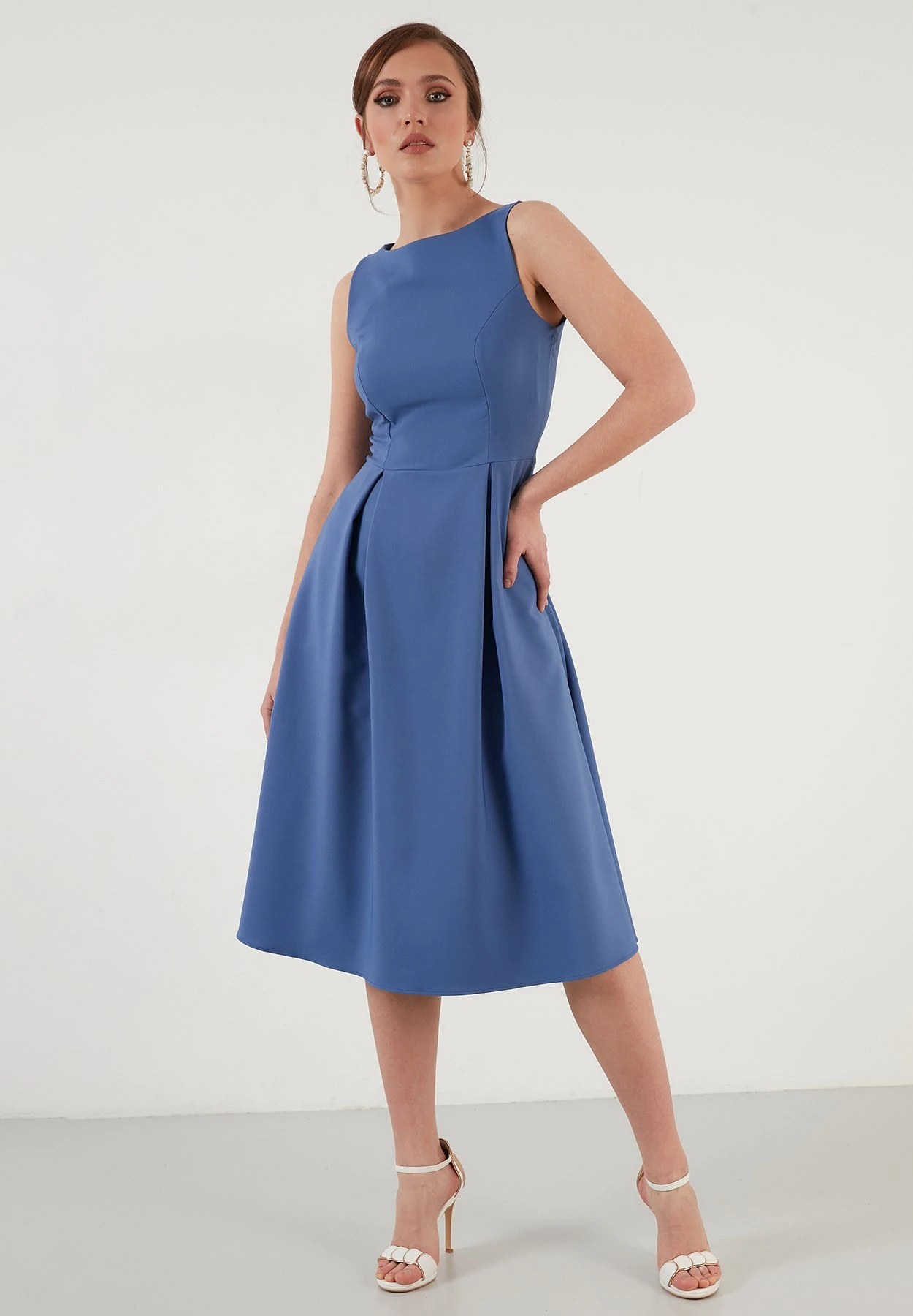 LELA Crew Neck Pleated Midi - Cocktailjurk - Indigo 3 LELA Crew Neck Pleated Midi - Cocktailjurk - Indigo - Afbeelding 3