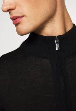 Emporio Armani Cardigan - Vest - Nero 13 Emporio Armani Cardigan - Vest - Nero -Mode Kleding Winkel d5612eba4c3f4a99b6b7e862d14b206b