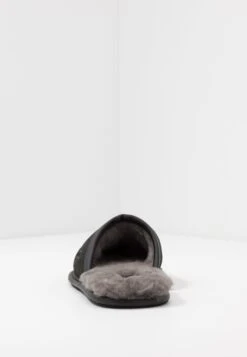 Ugg Scuff - Pantoffels - Black -Mode Kleding Winkel da757aff0ffe4030af4ba8238bcf11e5