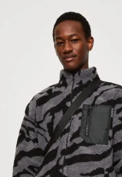 YOURTURN Unisex - Fleecejas - Grey 9 YOURTURN Unisex - Fleecejas - Grey -Mode Kleding Winkel e4ac82e499054d1f8826090370324730