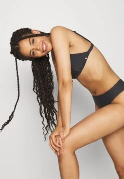 Seafolly Essentials Bralette - Bikinitop - Black 11 Seafolly Essentials Bralette - Bikinitop - Black -Mode Kleding Winkel e9de9238a8f34c13985953eeeda3b217