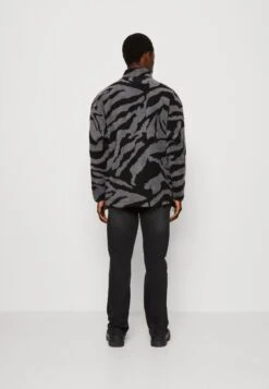 YOURTURN Unisex - Fleecejas - Grey 8 YOURTURN Unisex - Fleecejas - Grey -Mode Kleding Winkel fb0a0ae1914e4939bc76695f0267d638